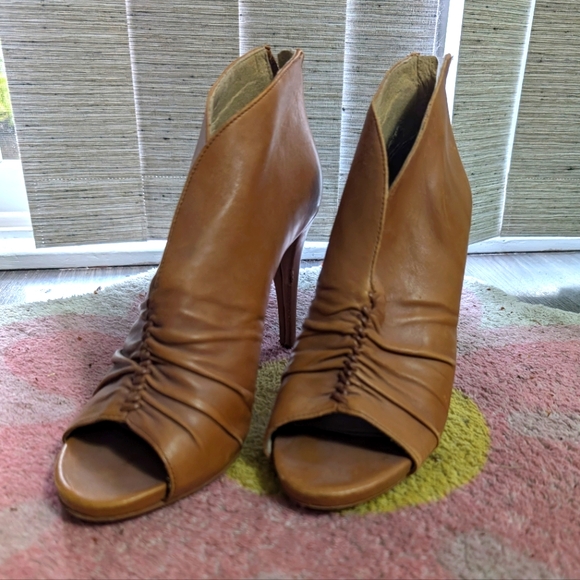 Vince Camuto Peep Toe Zipper Up Caramel Leather Heels - US Women's 8.5 - Picture 2 of 10